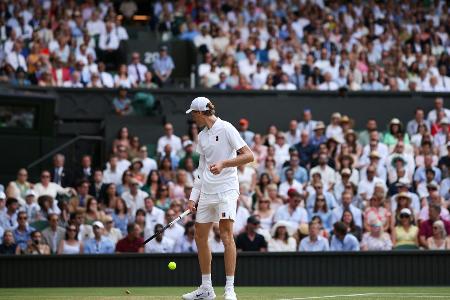 Korken auf dem Platz: Kuriose Szene beim Wimbledon-Finale Korken auf dem Platz: Kuriose Szene beim Wimbledon-Finale
