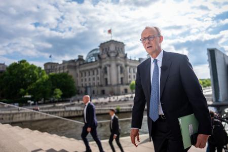 Friedrich Merz auf dem Weg zum Interview.