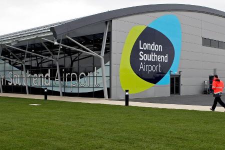 Kleinflugzeug am Southend Airport nahe London abgestürzt