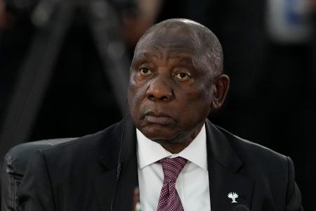 Ramaphosa richtet eine Kommission ein, die die Vorwürfe gegen den Polizeiminister untersuchen soll. Ramaphosa richtet eine Kommission ein, die die Vorwürfe gegen den Polizeiminister untersuchen soll.