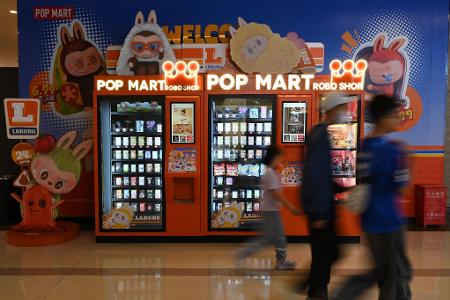 Pop Mart verkauft Labubus und andere Spielzeuge in China auch aus Automaten. 