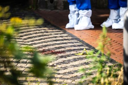 Die Spurensicherung untersucht Blut auf der Fahrbahn.