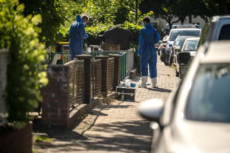 Die Einsatzkräfte untersuchen den Tatort nach Spuren der Auseinandersetzung.