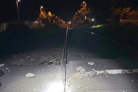 Unbekannte Täter legen Schottersteine auf Gleise
Foto Bundespolizei Unbekannte Täter legen Schottersteine auf Gleise
Foto Bundespolizei