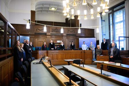 Die Prozessbeteiligten im Gerichtssaal 700 des Kriminalgerichts Moabit. 