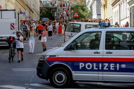 Ein Polizeiauto steht in der Nähe von versammelten Ein Polizeiauto steht in der Nähe von versammelten