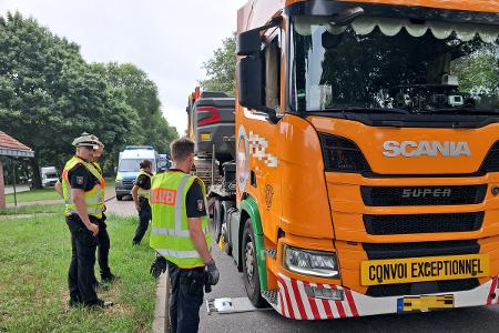 Schwertransport mit Bagger / Quelle: Polizeidirektion Bad Segeberg Schwertransport mit Bagger / Quelle: Polizeidirektion Bad Segeberg