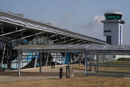 Der Flughafen London Southend bleibt nach dem Absturz eines Geschäftsflugzeugs vorübergehend geschlossen. Der Flughafen London Southend bleibt nach dem Absturz eines Geschäftsflugzeugs vorübergehend geschlossen.