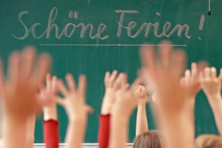 In der Debatte um die seit Jahren bestehende Ferien-Sonderregel für Bayern und Baden-Württemberg haben sich mehrere Bundesländer der Kritik aus NRW angeschlossen. In der Debatte um die seit Jahren bestehende Ferien-Sonderregel für Bayern und Baden-Württemberg haben sich mehrere Bundesländer der Kritik aus NRW angeschlossen.