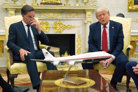 US-Präsident Trump droht russischen Handelspartnern mit 100-Prozent-Zöllen bei einem Treffen mit Nato-Generalsekretär Rutte. US-Präsident Trump droht russischen Handelspartnern mit 100-Prozent-Zöllen bei einem Treffen mit Nato-Generalsekretär Rutte.