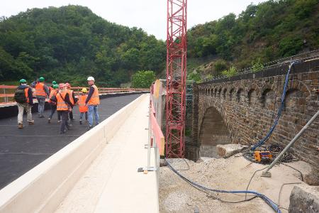 Der Wiederaufbau der Bahnstrecke geht voran.