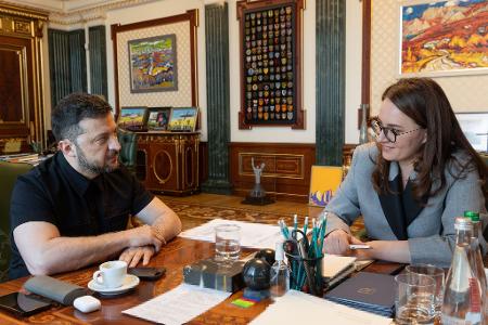 Der ukrainische Präsident Wolodymyr Selenskyj beauftragt die stellvertretende Ministerpräsidentin Julia Swyrydenko mit einer Regierungsumbildung. Der ukrainische Präsident Wolodymyr Selenskyj beauftragt die stellvertretende Ministerpräsidentin Julia Swyrydenko mit einer Regierungsumbildung.