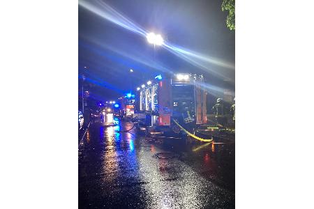 Feuerwehrfahrzeuge beim Tiefgaragenbrand auf der Straße Feuerwehrfahrzeuge beim Tiefgaragenbrand auf der Straße