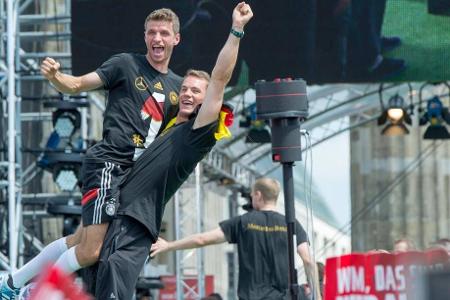 Weltmeister und bester Torschütze - Sein größter Karriere-Erfolg gelingt Thomas Müller im Sommer 2014: In Brasilien krönt er sich mit der DFB-Elf zum Weltmeister. Der 'Raumdeuter' steuert fünf eigene Tore zum großen Triumph bei.