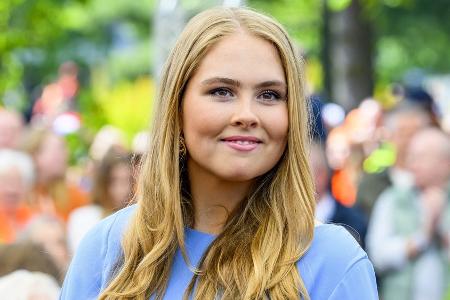 Mit Familie: Kronprinzessin Amalia feiert Ende ihres Bachelor-Studiums Mit Familie: Kronprinzessin Amalia feiert Ende ihres Bachelor-Studiums