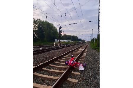 Kinderdreirad auf Bahngeis Kinderdreirad auf Bahngeis