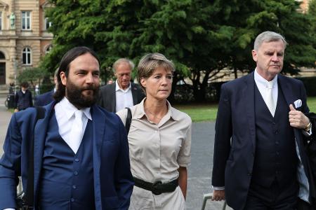 Christina Block kommt am zweiten Prozesstag mit ihren Verteidigern zum Landgericht.