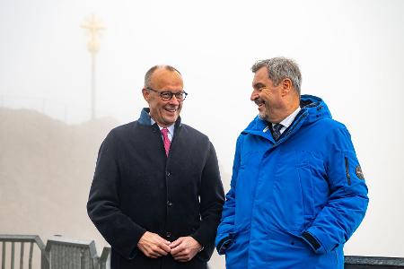 In den Wolken: Merz und Söder auf der Zugspitze.