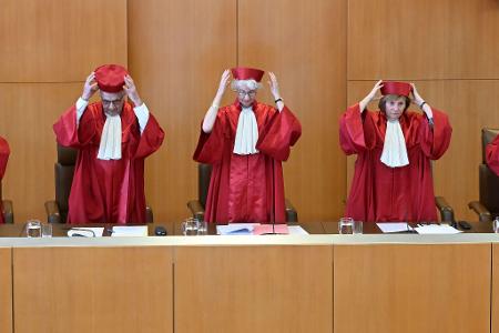 Der Zweite Senat hat die Schutzpflicht der Bundesregierung für Ausländer im Ausland geprüft. Der Zweite Senat hat die Schutzpflicht der Bundesregierung für Ausländer im Ausland geprüft.