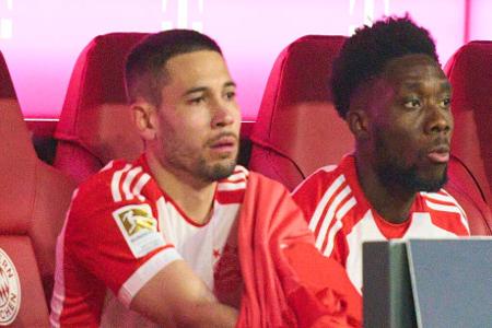 Linksverteidiger: Warten auf Davies - Mit der Vertragsverlängerung von Alphonso Davies hat der FC Bayern klar vorgegeben, wem die Zukunft auf der linken Seite gehört. Der Kanadier fehlt den Münchnern noch bis Ende September verletzt. Solange hilft Stanisic hier aus, den Kompany vor Guerreiro bevorzugt. Talent Adam Aznou erhält weiter keine Chance.