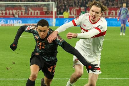 Offensives Mittelfeld: Wer vertritt Musiala 2025? - Jamal Musiala wird dem FC Bayern für den Rest des Jahres 2025 wegen eines Wadenbeinbruchs verletzt fehlen. Danach erhält er seinen Stammplatz zurück. Doch wer wird ihn vertreten? Thomas Müller ist Geschichte, aktuell verhandelt Eberl mit dem VfB Stuttgart über den teuren Nick Woltemade. Falls der Deal platzt, wären Xavi Simons und Christopher Nkunku weitere Optionen.