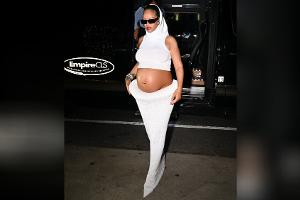 Ganz in Weiß: Rihanna setzt Babybauch modisch in Szene