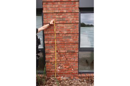 Beschädigte Wand der Pysiotherapiepraxis Beschädigte Wand der Pysiotherapiepraxis
