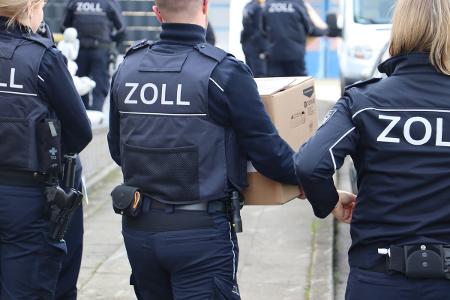 Symbolbild: Zöllnerinnen und Zöllner bei einer Durchsuchungsmaßnahme Symbolbild: Zöllnerinnen und Zöllner bei einer Durchsuchungsmaßnahme