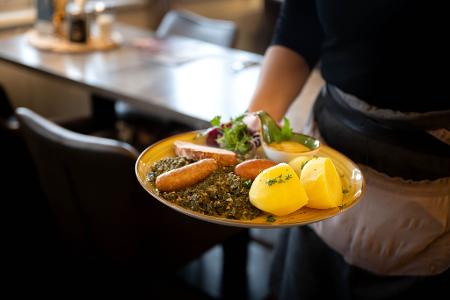 Auch ohne Ausbildung oder Studium Geld zu verdienen - zum Beispiel in der Gastronomie - ist für viele junge Menschen vorstellbar. (Symbolbild) Auch ohne Ausbildung oder Studium Geld zu verdienen - zum Beispiel in der Gastronomie - ist für viele junge Menschen vorstellbar. (Symbolbild)