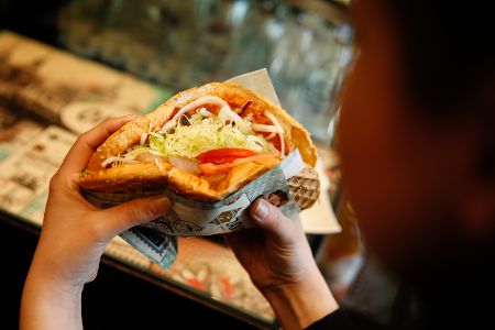 Jemand hält einen Döner in der Hand