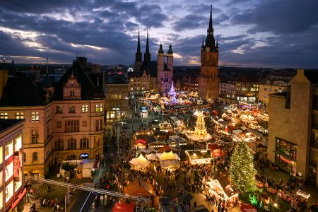 Weihnachtsmarkt in Halle an der Saale bei Nacht