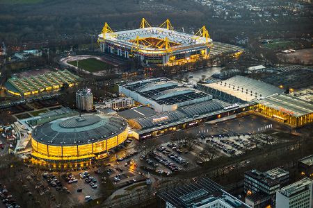 Dortmunder Westfalenhalle und Westfalenstadion bei Nacht