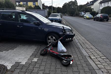 Verkehrsunfall zwischen Pkw und E-Scooter auf der Rintelner Straße in Bückeburg Verkehrsunfall zwischen Pkw und E-Scooter auf der Rintelner Straße in Bückeburg