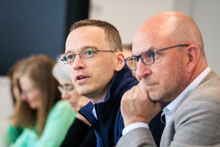 Nach der Generalsanierung zwischen Frankfurt und Mannheim leitet Julian Fassing (li) nun auch die Generalsanierung zwischen Berlin und Hamburg. Nach der Generalsanierung zwischen Frankfurt und Mannheim leitet Julian Fassing (li) nun auch die Generalsanierung zwischen Berlin und Hamburg.