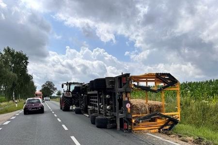 umgekipptes Traktorgespann umgekipptes Traktorgespann