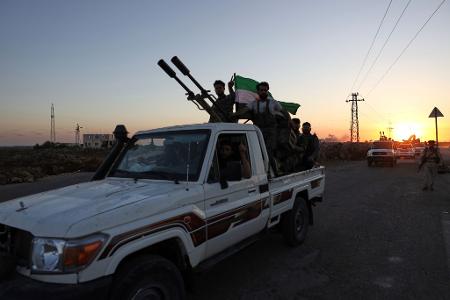 Truppen der syrischen Regierung kämpfen in Suwaida an der Seite sunnitischer Beduinen.