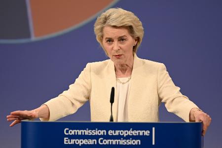 Nach dem Willen der Kommission zufolge soll der Etat für die Jahre 2028 bis 2034 rund 2 Billionen Euro umfassen. Nach dem Willen der Kommission zufolge soll der Etat für die Jahre 2028 bis 2034 rund 2 Billionen Euro umfassen.