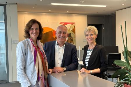 Personalchefin Judith Wiese, der zweite Vorsitzende der IG Metall Jürgen Kerner und die Gesamtbetriebsratsvorsitzende Birgit Steinborn zeigen Einigkeit. 