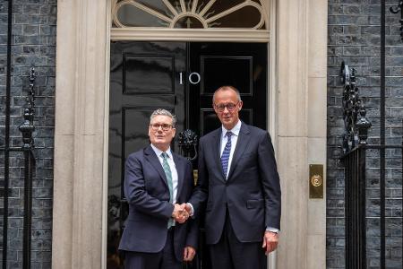 Bundeskanzler Friedrich Merz (r) zu Besuch bei Premierminister Keir Starmer in der Downing Street 10. 