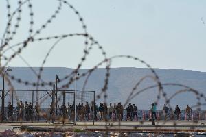 Aus dem Mittelmeer gerettete Migranten, hier im griechischen Hafen von Lavrio.