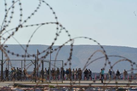 Aus dem Mittelmeer gerettete Migranten, hier im griechischen Hafen von Lavrio. Aus dem Mittelmeer gerettete Migranten, hier im griechischen Hafen von Lavrio.