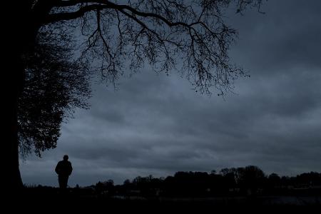 Nur noch graue Wolken? Im Alter leiden viele Menschen - auch unbewusst - unter Depressionen. Nur noch graue Wolken? Im Alter leiden viele Menschen - auch unbewusst - unter Depressionen.