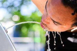 Viel trinken! Das ist an heißen Sommertagen und auch nach dem Sporttreiben besonders wichtig. 