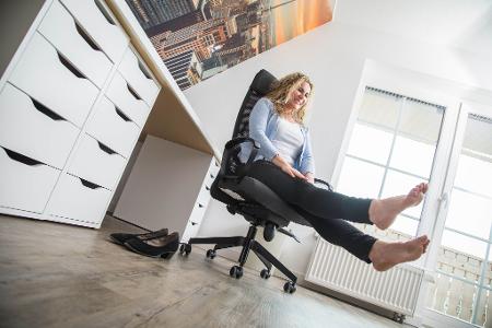 Konzentration fördern: Wer sich beim Sitzen bewegt, bleibt geistig wacher.