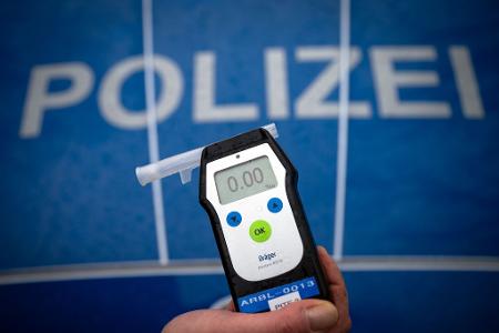 Die Versicherungsbranche fordert eine Ausweitung des Alkoholverbots am Steuer für junge Fahrer. (Archivbild)