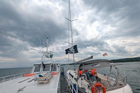Segeljacht mit Piratenflagge längs des Zollboots Haltnau
Bildquelle: Hauptzollamt Singen Segeljacht mit Piratenflagge längs des Zollboots Haltnau
Bildquelle: Hauptzollamt Singen