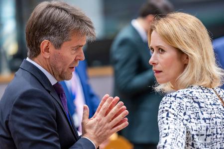 Zwischen der Slowakei und der EU gab es zuletzt hitzige Debatten: Hier spricht der slowakische Europastaatssekretär Marek Estok mit der EU-Außenbeauftragten Kaja Kallas.