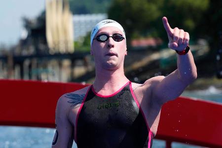 Schwimm-WM in Indonesien: Florian Wellbrock jubelt über seinen Sieg im Freiwasserschwimmen.