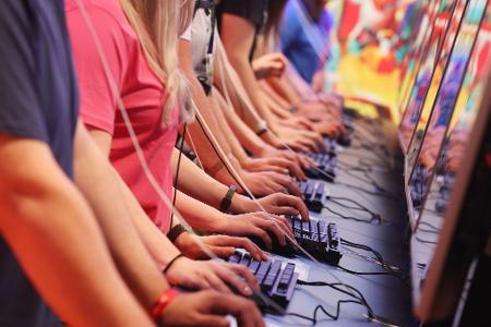 Es darf gezockt werden: Gamescom-Besucher probieren neue Spiele aus.