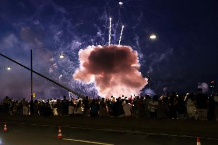 Ein Feuerwerkskörper explodierte in zu niedriger Höhe über Zuschauern beim Abschlussfeuerwerk der Rheinkirmes.